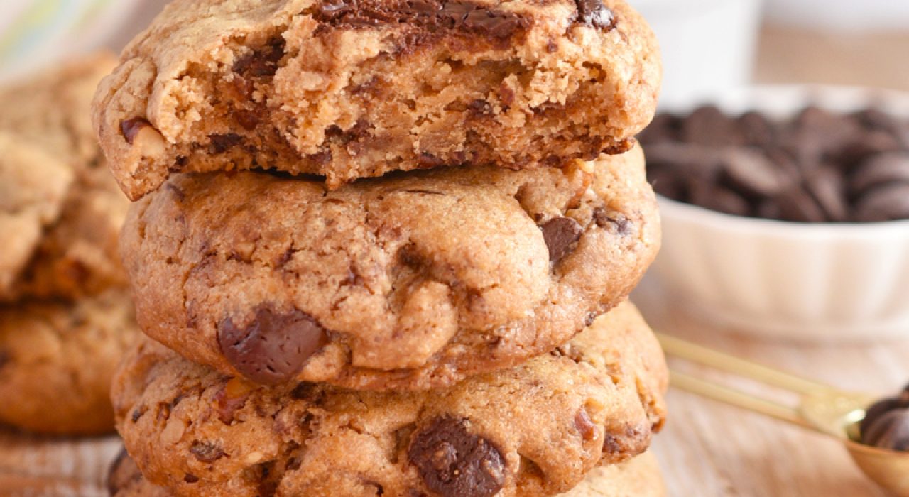 Galletas de mantequilla avellanada con nueces caramelizadas y chips de chocolate