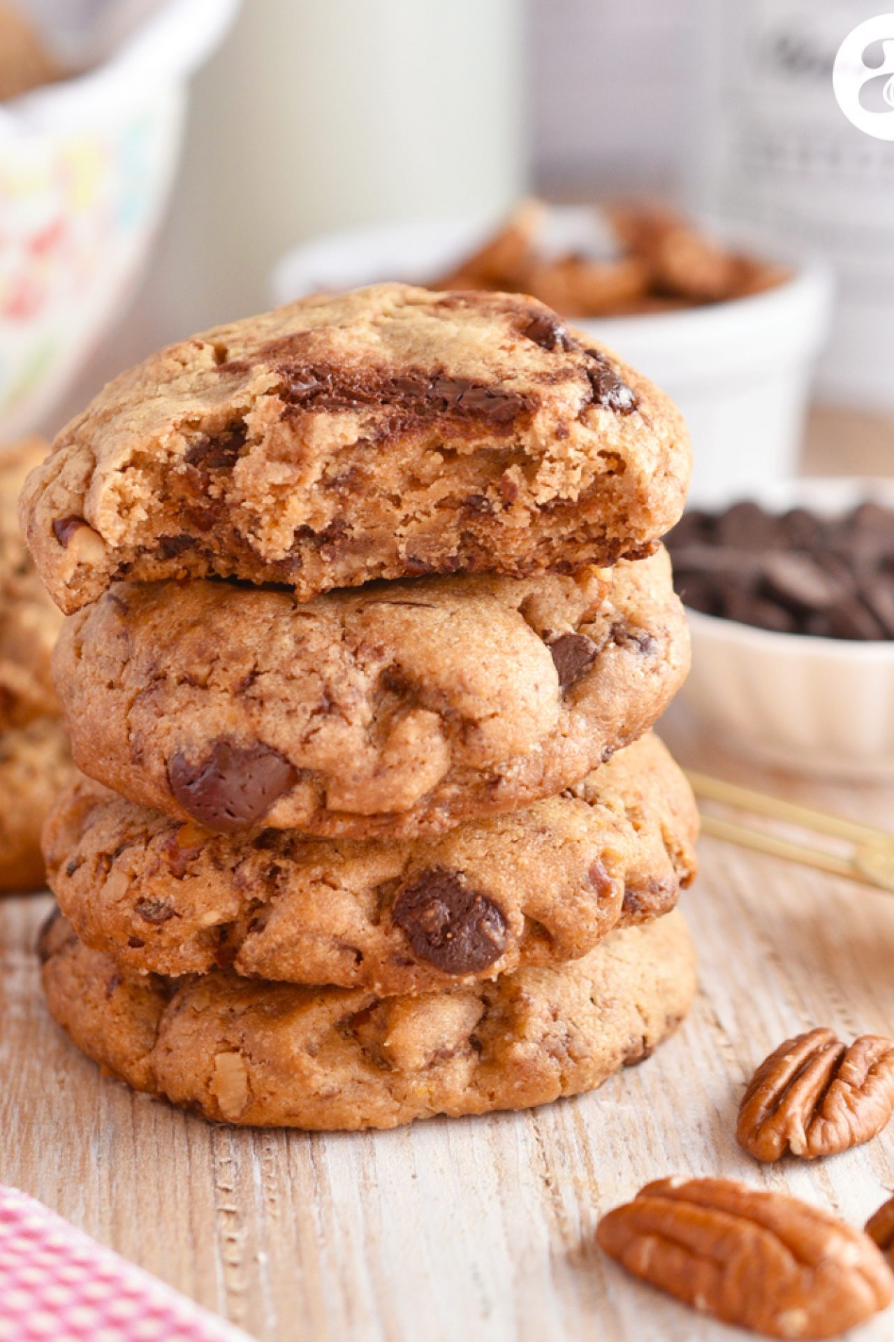 Galletas de mantequilla avellanada con nueces caramelizadas y chips de chocolate